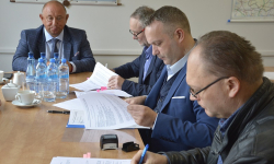 Trzy umowy zostały dziś podpisane w starostwie. Dotyczą inwestycji na terenie gminy Udanin