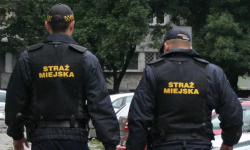 Mężczyźni byli agresywni wobec strażników miejskich. Jeden z nich groził  funkcjonariuszowi śmiercią