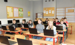 Szkoła w Udaninie ma nowy sprzętu komputerowy i multimedialny