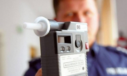 Młody mężczyzna pijany jechał rowerem. Policjanci zatrzymali także nietrzeźwego 51-letniego kierowcę