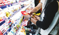 Ochroniarz zatrzymał w sklepie kobietę, która chciała wyjść nie płacąc za towar