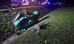 Osobówka zderzyła się z ciężarówką na A4. Pojazdy wpadły do rowu [foto]