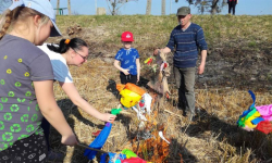 Wiosenne porządki w Proszkowie. Mieszkańcy posprzątali wieś [foto]