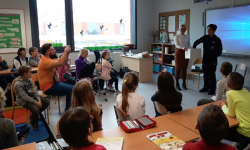 W szkole w Lutyni odbyło się spotkanie z policjantką i strażakiem. Rozmawiano o bezpieczeństwie