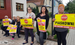 Nie chcą piaskowni, a przede wszystkim śmieci. Protestowali przed urzędem