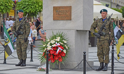 Na rynku dolnym w Środzie Śląskiej uczczono Dzień Wojska Polskiego [foto / wideo]