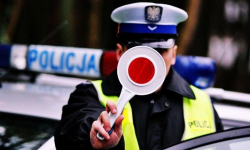 Z trzema promilami, bez uprawnień i z młodszym bratem na A4. Tłumaczył, że „tylko na groby"