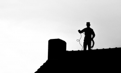 Rozpoczął się sezon grzewczy. Strażacy apelują: zaproś kominiarza do swojego domu!