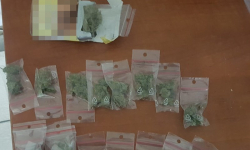 Jechał nocą bez świateł i uprawnień. Podczas kontroli okazało się, że ma nakrotyki