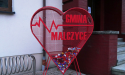 W Malczycach postawiono dwa serca na plastikowe nakrętki