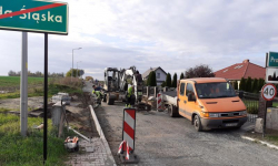 Budują nawierzchnię ul. Reymonta na granicy miasta