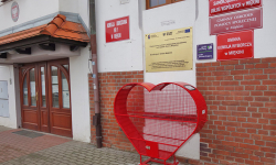 Kolejne serce na nakrętki w powiecie średzkim. Pojemnik zamontowano przed Urzędem Gminy w Miękini