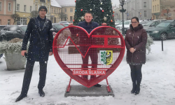 Serce na nakrętki stanęło na średzkim rynku. Wkrótce pojemnik stanie również w Kostomłotach