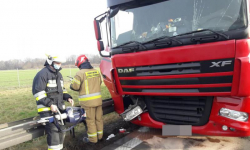 Gwałtowne hamowanie ciężarówki. Ładunek przebił się z naczepy do kabiny [AKTUALIZACJA]