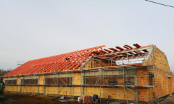 Trwa montaż więźby dachowej na budynku żłobka w Miękini