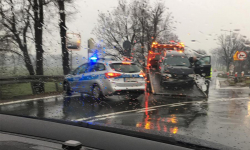 O krok od czołówki... Audi wpadło na barierki na zjeździe z A4