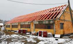 Trwają prace instalacyjne wewnątrz budynku nowego żłobka w Miękini