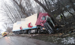 Stracił panowanie nad pojazdem. Kierowca tira poszkodowany