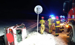 Ślisko na drogach. Auto zakończyło podróż w rowie między Ujazdem Górnym a Michałowem