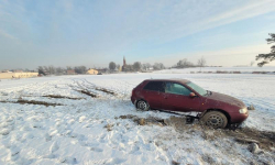 Wjechał autem na boisko. Zniszczył murawę