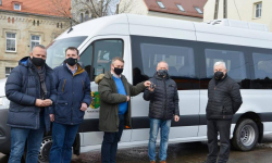 Powiat Średzki odebrał nowy samochód do przewozu uczniów