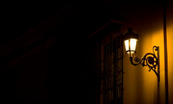 Nocą w gminie Kostomłoty gaśnie oświetlenie uliczne. Wyłączenia prądu są związane z oszczędnościami?