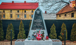 Przedstawiciele gminy Udanin złożyli kwiaty pod pomnikiem „Obrońców Ojczyzny”