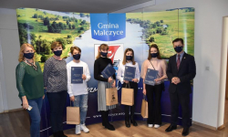 Laureaci konkursu plastycznego ,,Znów wędrujemy ciepłą ziemią”