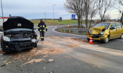 Zderzenie dwóch pojazdów na zjeździe z A4 w Kostomłotach