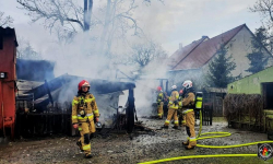 W Kadłubie płonął budynek gospodarczy. Akcję strażaków utrudniły butle z gazem 