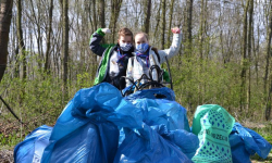 Z okazji Światowego Dnia Ziemi wspólnie sprzątali las w Chwalimierzu