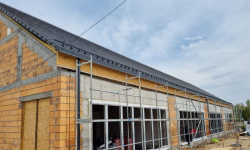 Trwa budowa żłobka i przedszkola w Miękini. Obecnie montowana jest stolarka okienna