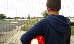 W Wilkszynie dorosły mężczyzna pobił 13-letniego chłopca na orliku, bo... dzieci grały w piłkę nożną