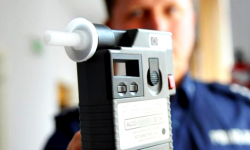 Dzielnicowi z Miękini zatrzymali pijanego rowerzystę i mężczyznę, który był poszukiwany