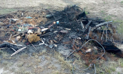 Posprzątali tereny przy stawach w Ujeździe Górnym, a teraz znaleźli wyrzucone i spalone śmieci