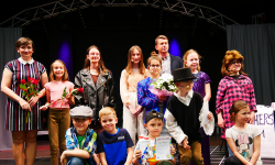 Spektakl "Jeszcze wszystko będzie normalnie" w wykonaniu najmłodszych aktorów