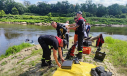 Dachowanie pojazdu, pożar, poszukiwania wędkarza, który wpadł do Odry [raport strażaków]