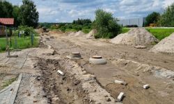 Trwa przebudowa ul. Dębowej, która zapewni dojazd do nowego przedszkola w Miękini