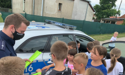 Dzieci spotkały się z dzielnicowym z Posterunku Policji w Miękini