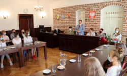 Najzdolniejsi nagrodzeni przez burmistrza. 21 uczniów odebrało stypendia