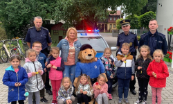 „Bezpieczna droga do szkoły” - wspólna akcja policjantów z Miękini i straży gminnej