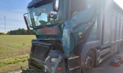 Zdarzenie drogowe z udziałem ciężarówki przewożącej bydło pod Wichrowem. Lądował śmigłowiec LPR