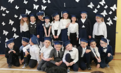 Uroczyste pasowanie na uczniów w szkole podstawowej w Kostomłotach