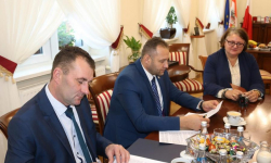 Współpraca Powiatu Średzkiego z Gminą Udanin daje wymierne efekty. Podpisano 4 umowy partnerskie