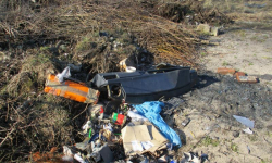 Wyrzucił śmieci na terenie byłej piaskowni w Przedmościu. Został ukarany mandatem