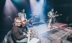 Muzyczny weekend w CeKA. Vincent i Minęło Band zagrają dla Ukrainy