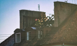 Pożar poddasza i dachu w budynku wielorodzinnym w Kostomłotach