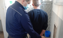 Pijany, bez prawa jazdy i z marihuaną w schowku uciekał przed policją. Został zatrzymany