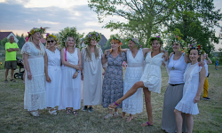 W Wilkszynie obchodzono Noc Świętojańską. Nie zabrakło wianków i tańca [Zdjęcia]