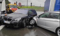 Kolizja dwóch osobówek na zjeździe z A4 w Kostomłotach. Uwaga na utrudnienia